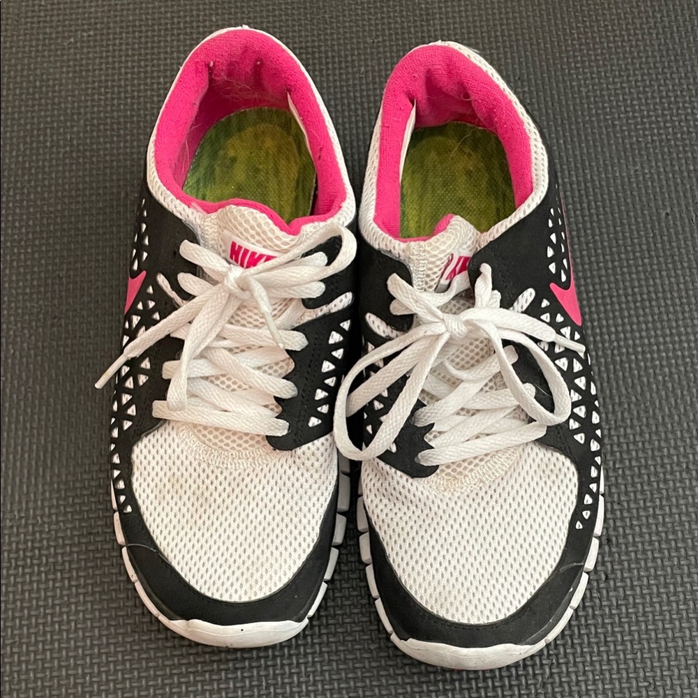 Nike Women's Black and Pink Athletic Sneakers